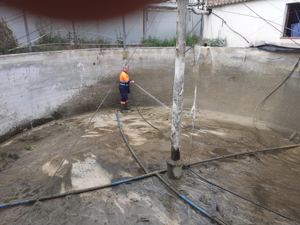 operario limpiando el fondo de balsa. vaciado y limpieza de balsas en Parets del Vallès