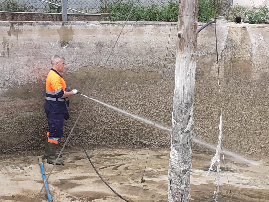 limpieza de balsa con agua a presión en Cabrils