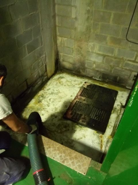 operario de limpieza de foso de ascensor inundado en Barcelona