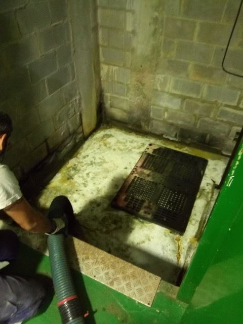 Limpieza de foso de ascensor inundado en Granollers operario de Limpieza de foso de ascensor inundado en Granollers