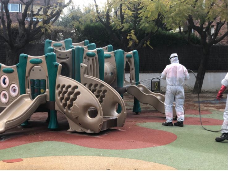 desinfección Covid19 parque infantil en Barcelona
