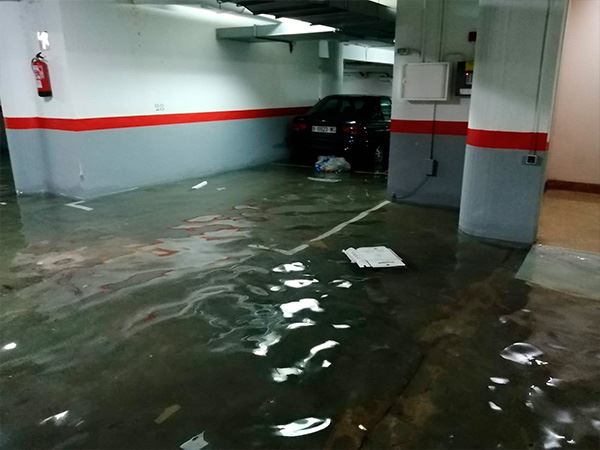 limpieza de inundaciones en Barcelona parquing inundado