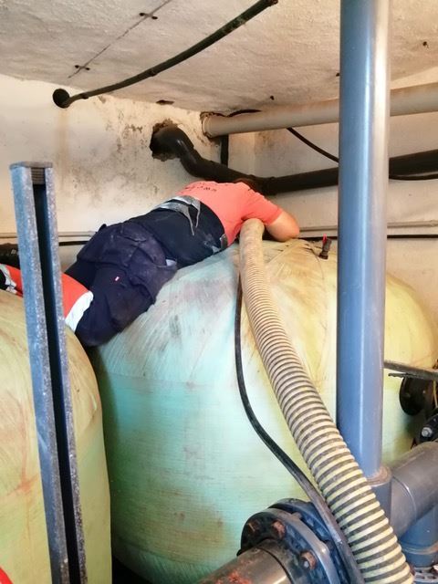 operario limpieza de sílex en Arenys de Mar limpieza de filtros de piscina