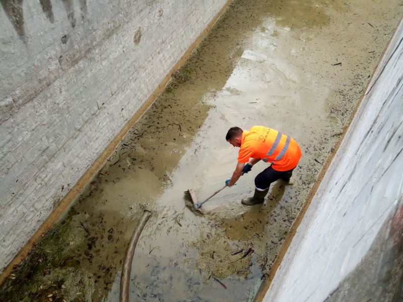 operari netejant el fons de bassa. buidatge i neteja de basses a Parets del Vallès