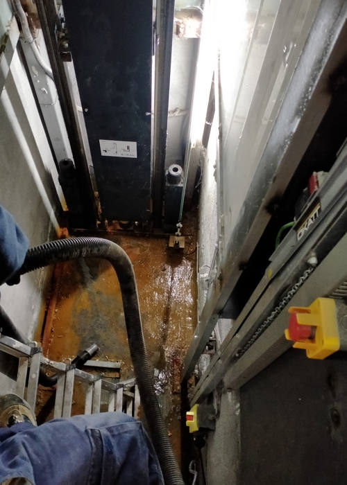 Limpieza de foso de ascensor inundado en Granollers